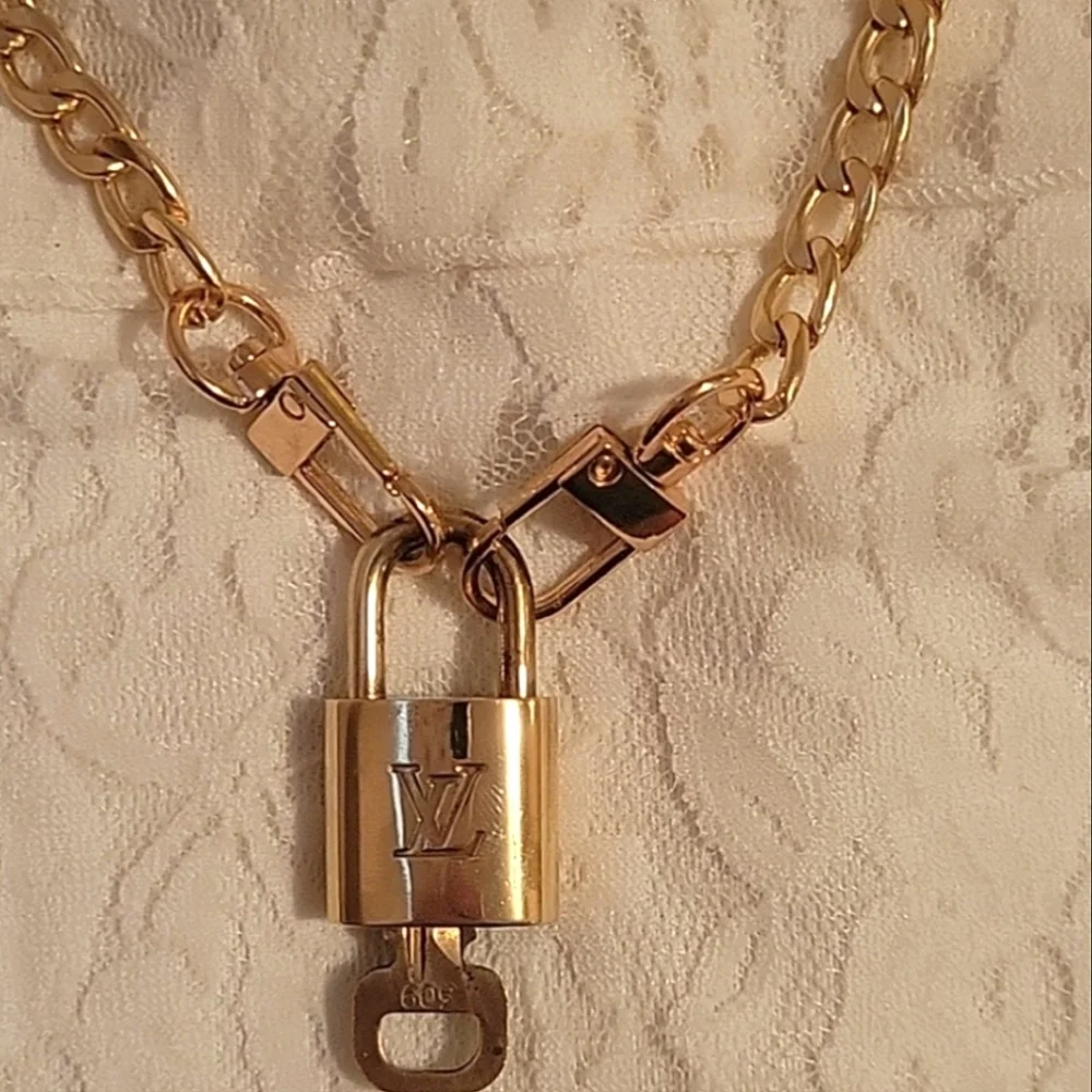 ๐ Louis Vuitton #309 LV Padlock & Key Set w/ Curb Link Gold-tone Necklace NEW! - Picture 6 of 7
